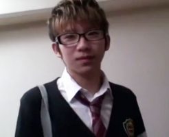 【ゲイ動画 xvideos】朝倉マナト君が学校終わりに危険なアルバイトｗ反り立つデカマラをしごかれながらアナルを掘られるｗ