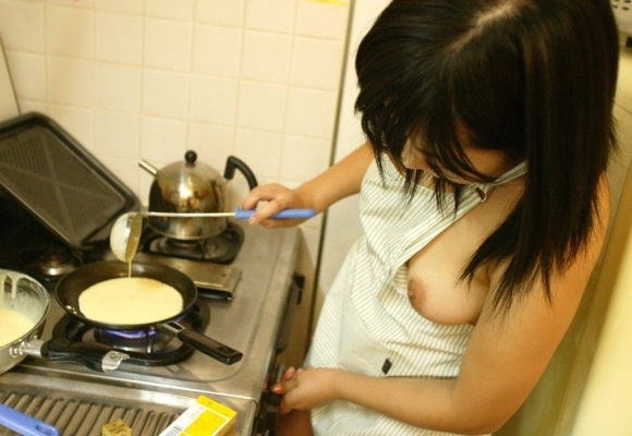 裸エプロンなどで料理してる女の子が美味しそうｗｗｗｗｗｗｗ【画像30枚】02_20180524222703f1a.jpg