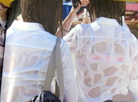 【女子校生】薄着になる夏はJKの透けブラを大量ゲットできる季節ｗｗｗｗｗｗｗ【画像30枚】02_201807260038430a8.jpg