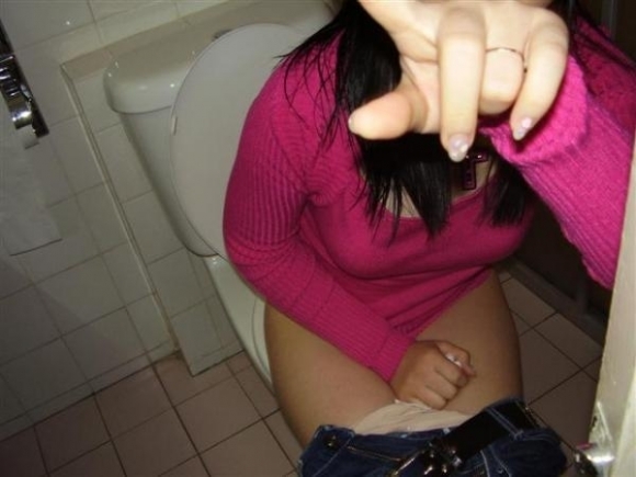 【流出画像】トイレに座ってる彼女をコソリ撮って晒す男グッジョブ！ｗｗｗｗｗｗｗ【画像30枚】18_20180504014014f97.jpg