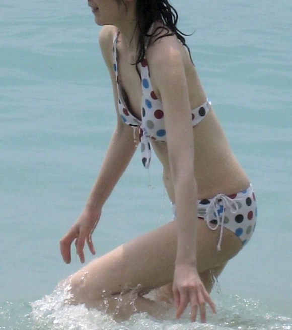 【盗撮画像】海水浴で乳首がポロリしてる女の子を発見！ｗｗｗｗｗｗｗ【画像30枚】20_201804180222258f6.jpg