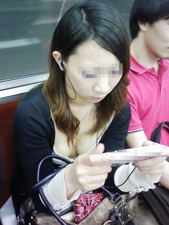 電車内でどうしても目に入る素人女子の胸チラがエロすぎるｗｗｗｗｗｗｗ【画像30枚】22_20180327011506b3d.jpg