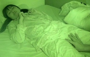 寝ている妹を夜這いイタズラ、中出しレ〇プする鬼畜兄のハメ撮り映像 【tube8】