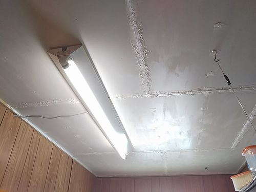 20180128草津温泉カフェ花栞（はなしおり）厨房天井塗りDIY2