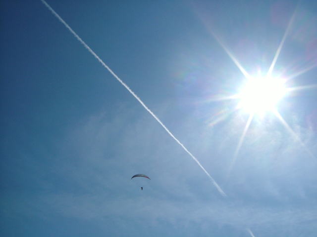 2008.10.長野県白馬村、八方尾根の上空を飛ぶパラグライダー【空と太陽のあいだ】