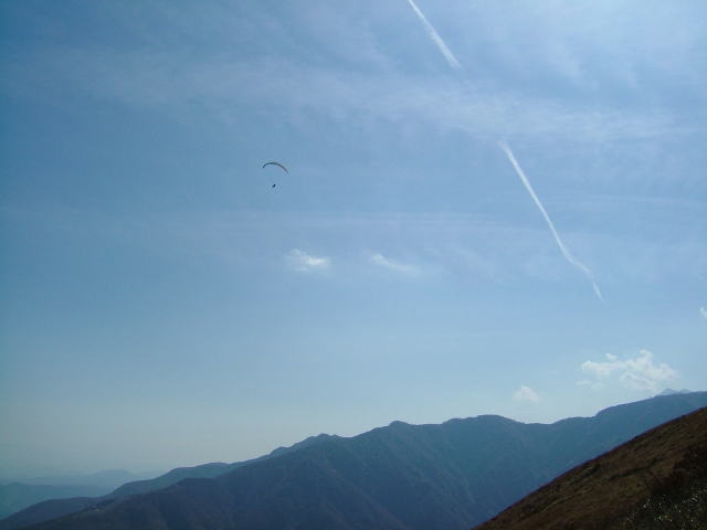 2008.10.長野県白馬村、八方尾根の上空を飛ぶパラグライダー