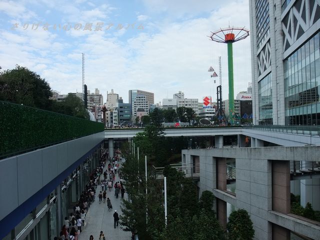 2010.9.東京都文京区、東京ドームシティ・SMAPグッズに並ぶ人々