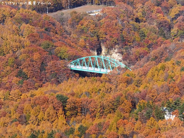 2013.11.長野県御代田町、ギッパ岩展望台からの紅葉景色。軽井沢大橋