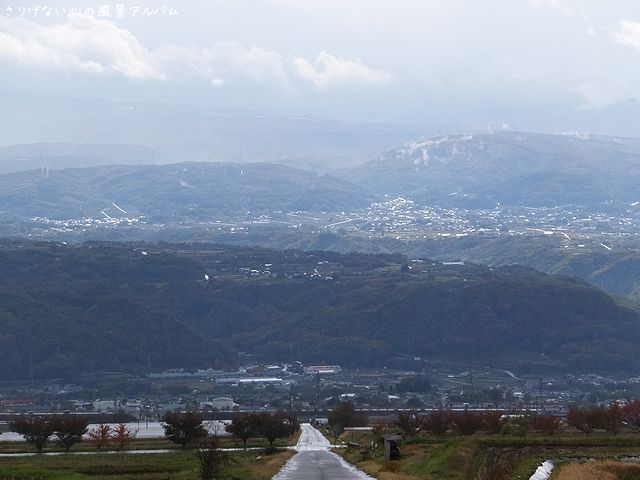 2013.11.長野県東御市、アトリエ・ド・フロマージュ近くの紅葉と風景