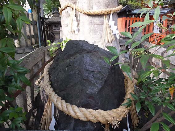 満足稲荷神社の「岩神さん」