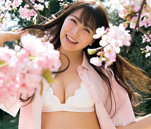 NMB48エース白間美瑠、桜満開の野外で開放的におっぱい出してる姿を撮られるｗｗ