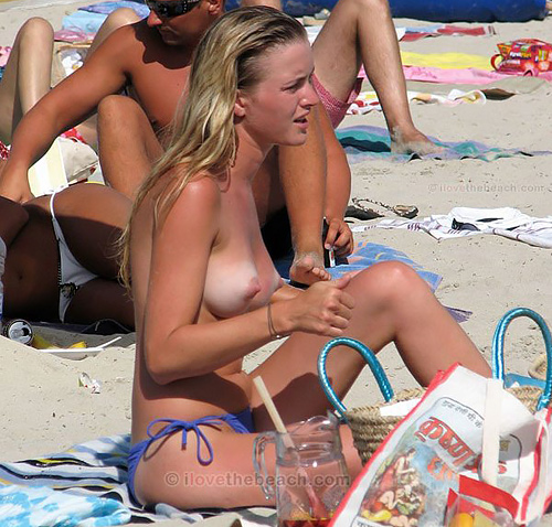 ヌーディストビーチで小麦色にこんがり日焼けした外国人素人のおっぱい画像